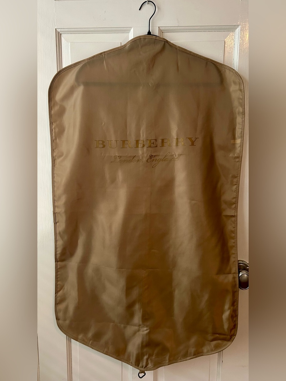 100% Authentic Burberry London England Luxurious Garment Bag British Khaki